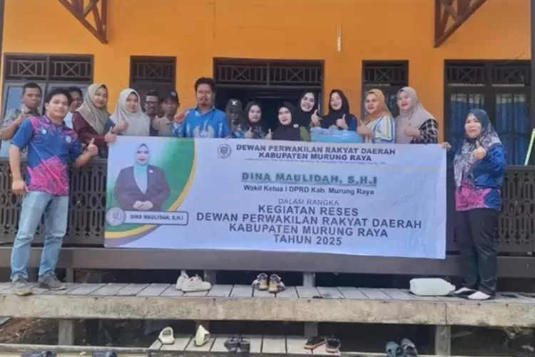 Waket I DPRD Murung Raya Dina Maulidah foto bersama saat melakukan reses ke Desa Batu Bua II, Kecamatan Laung Tuhup, Kamis (13/3/2025). (kalteng Lima)