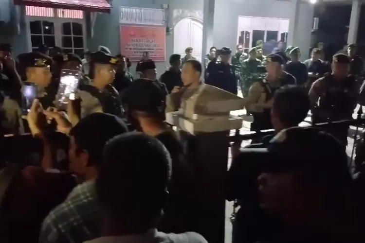 Massa geruduk kantor Bawaslu Barito Utara, Kalimantan Tengah (Dok. Kalteng Lima)