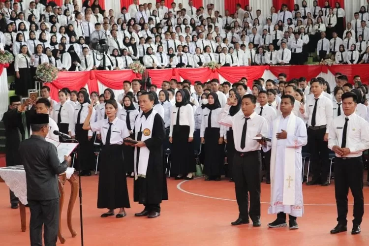 eriyus SE menyerahkan secara resmi Surat Keputusan (SK) Pengangkatan Pegawai Pemerintah dengan Perjanjian Kerja (PPPK) kepada 857 PPPK atau pegawai pemerintah dengan perjanjian kerja (kalteng Lima)