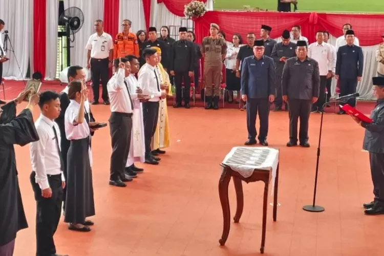 Bupati Mura Heriyus saat melantik ratusan PPPK Mura (Kalteng Lima)