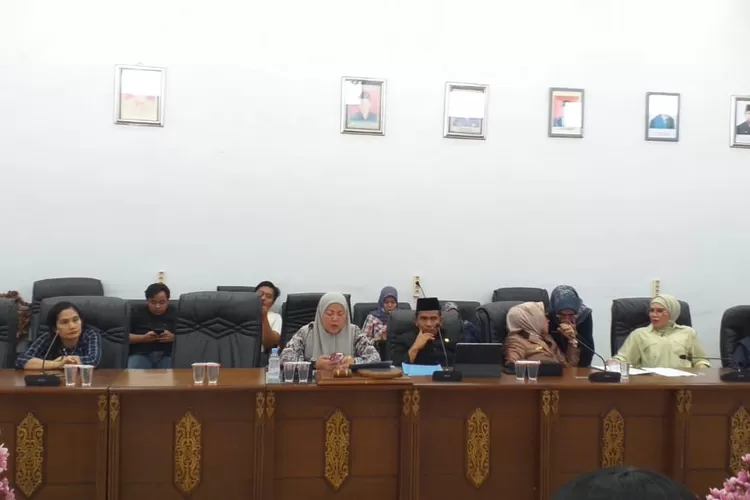  DPRD kabupaten Barito Utara Saat Mengggelar Rapat Dengar Pendapat bersama PT Pada Idi terkait Pembayaran Tali Asih (Dok. Kalteng Lima)