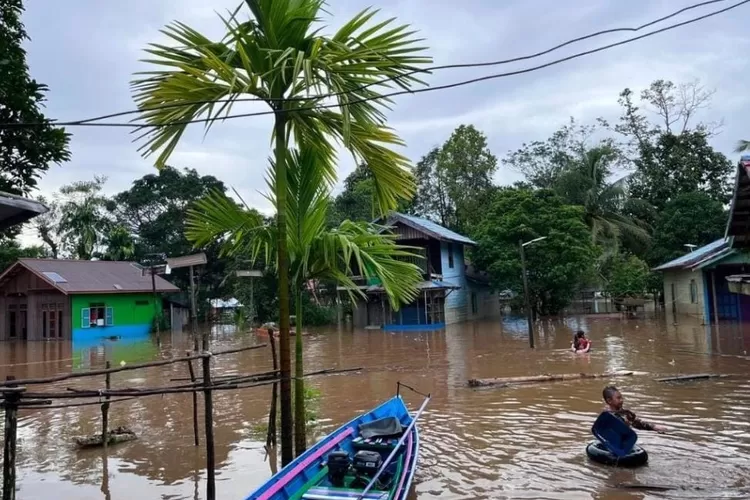 Banjir saat melada desa di Kecamatan Sumber Barito , Selasa (15/4/2025) (foto : BPBD Mura)