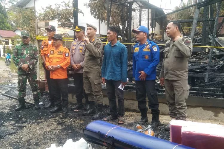 Bupati Mura Heriyus saat meninjau dan menyakurkan bantuan untuk korban kebakaran (foto : Kalteng Lima)