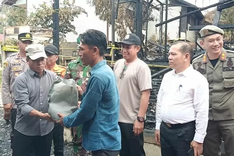 etua DPRD Murung Raya (Mura), Rumiadi saat menyerahkan bantuan (foto : DPRD Mura)