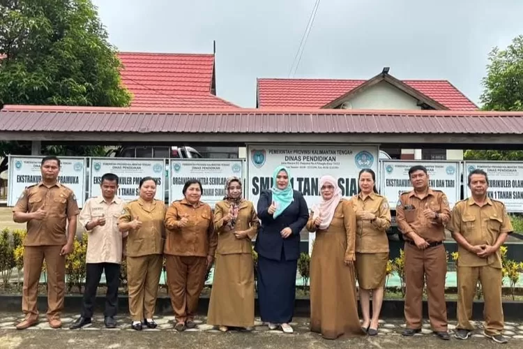 Waket I DPRD Mura Dina Maulidah (tengah)