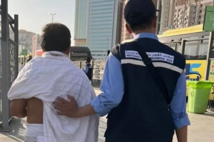 Petugas membantu jemaah haji yang kebingungan saat ingin kembali ke hot