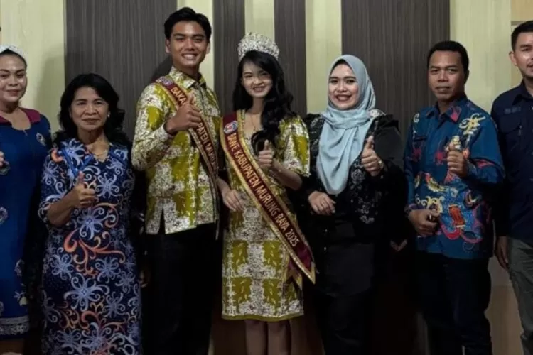akil Ketua I DPRD Murung Raya Dina Maulidah menerima kunjungan finalis juara 1 Bakah Bawe (Putera-Puteri) Pariwisata Kabupaten Murung Raya tahun 2025 yaitu Ahmad Radika dan Intan Nabila di ruangannya, Jumat (9/5/2025) lalu. (DPRD Mura)