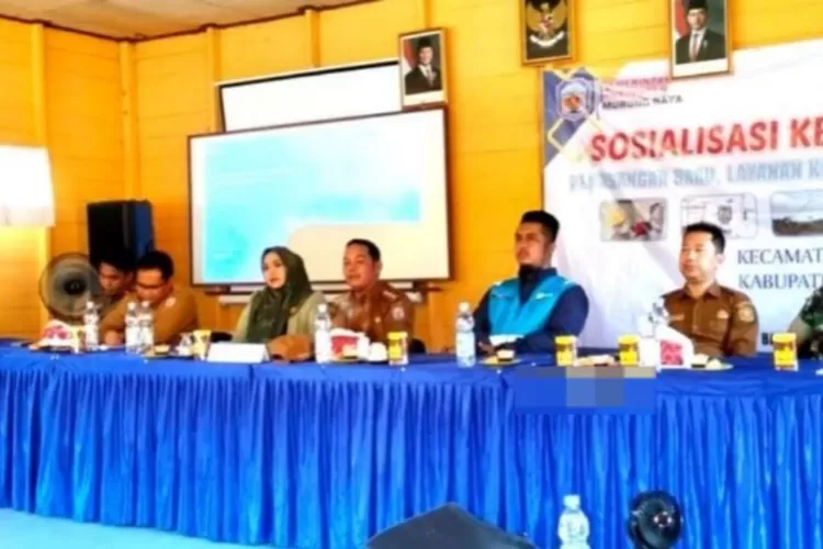 ahmanto Muhidin secara resmi membuka kegiatan sosialisasi ketenagalistrikan yang dilaksanakan oleh Unit Pelaksana Pelayanan Pelanggan (UP3) PLN di Aula Desa Batu Bua II, Kecamatan Laung Tuhup, Selasa (3/6/2025). (foto : Diskominfo SP Mura)