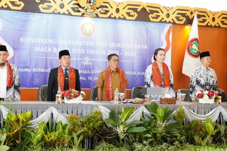 Bupati Mura Heriyus dalam kegiatan  Konferensi PGRI Kabupaten Murung Raya Masa Bakti XXIII tahun 2025-2030, bertempat di Aula Cahai Ondhoi Tingang, Senin (16/6/2025). (foto : Kalteng Lima)