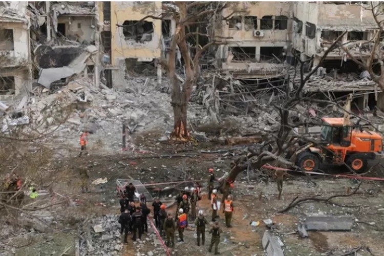 Bangunan di Israel hancur terhantam rudal Iran. 