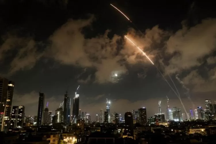 Upaya Israel menghalau serangan rudal Iran. 