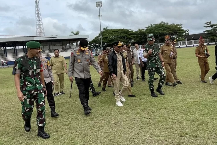 Gubernur Kalteng Agustiar Sabran didampingi Pangdam XII/Tanjung Pura (TPR) Mayjen (TNI) Jamallulael, Kapolda Kalteng Irjen (Pol) Iwan Kurniawan, dan Danrem 102/Panju Panjung (PP) Brigjen (TNI) Wimoko, melakukan kunker ke Kabupaten Barito Utara, Selasa (8/7/2025). (Rohman)