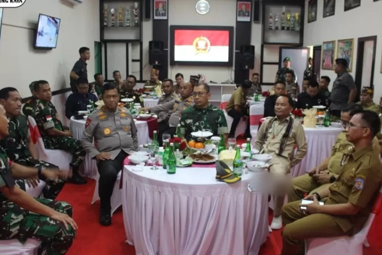Asisten I Sekda Mura Rahmat K. Tambunan menghadiri kunjungan kerja Pangdam XII/Tpr Mayjen TNI Jamalulael bersama Gubernur Kalimantan Tengah (Kalteng) Agustiar Sabran, Kapolda Kalteng, Irjen Pol Iwan Kurniawan, serta Danrem 102/Pjg Brigjen TNI, Wimoko ke Kodim 1013/Mtw di Muara Teweh,