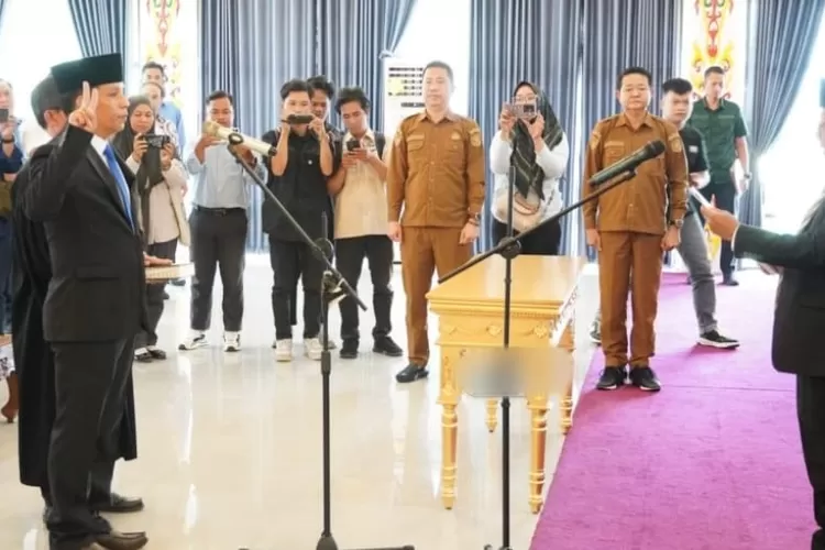 eriyus, secara resmi melantik Direktur Perusahaan Umum Daerah (Perumda) Danum Pomolum Kabupaten Murung Raya periode 2025&ndash;2030, di aula Cahai Ondhui Tingang, Gedung B kantor Bupati Mura, Senin (14/7/2025). (Kalteng Lima)