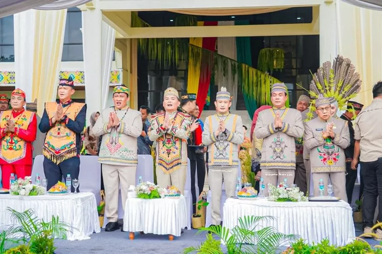 Gubernur Kalimantan Tengah H. Agustiar Sabran beserta jajaran mengenakan busana adat Dayak pada Peringatan Hari Jadi ke-60 Pemerintah Kota Palangka Raya dan Hari Jadi ke-68 Kota Palangka Raya Tahun 2025. (MMC Kalteng)