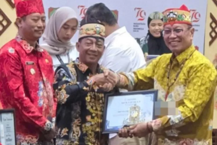 Bupati Heriyus Terima Penghargaan Program Bangga Kencana