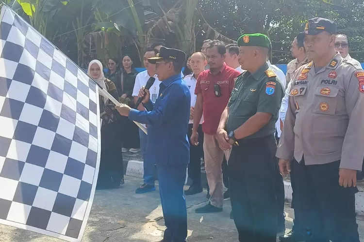 Bupati Murung Raya Heriyus saat melepas penyalurkan bantuan pangan beras, Rabu (23/07/2025) (foto : Kalteng LIma)