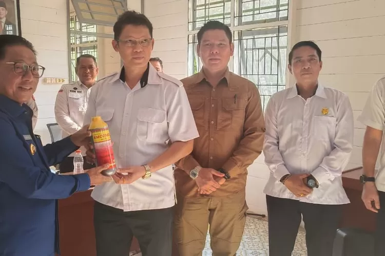 Bupati saat menyerahkan bantuan kepada para Camat (kalteng Lima)