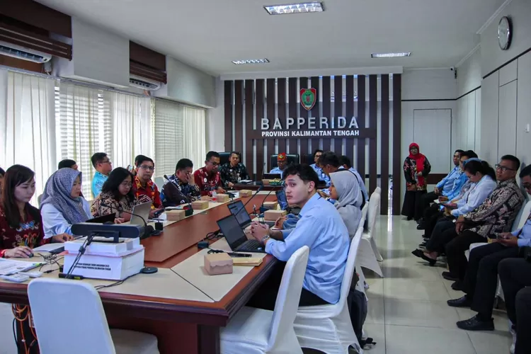 Peserta dari berbagai perangkat daerah mengikuti Entry Meeting Evaluasi Pencegahan dan Penurunan Stunting Tahun 2025 di Ruang Rapat Kepala Bapperida Provinsi Kalimantan Tengah. (MMC Kalteng)
