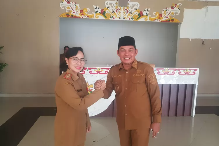 Wabup Mura Rahmanto bersama Kadis Dukcapil Regita (kalteng Lima)