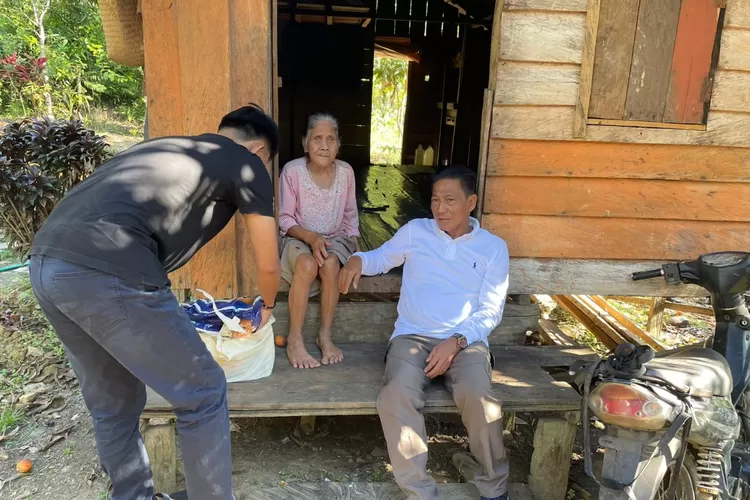 Bupati Murung Raya Heriyus dan Istri Bantu warga tidak Mampu (foto : Diskominfo SP)