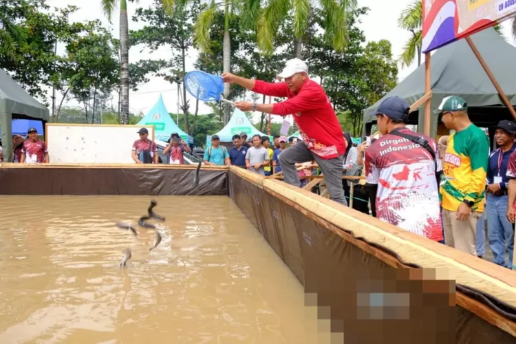 Kemeriahkan HUT RI ke-80 Lomba Mangaruhi di Murung Raya (foto : Kalteng Lima)
