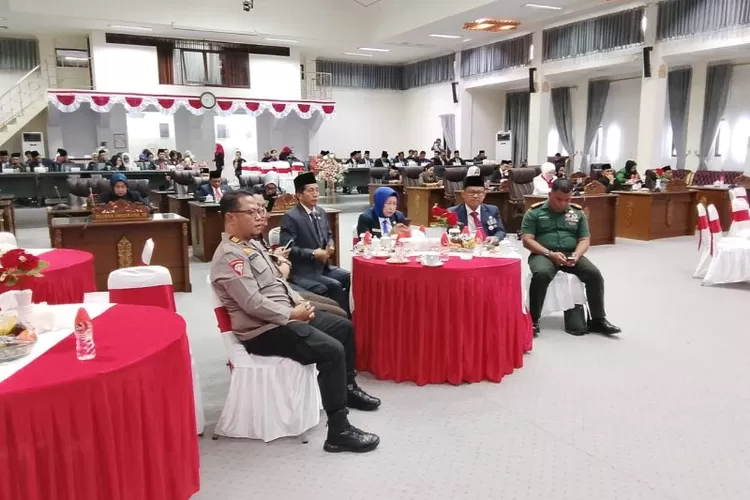 Ketua DPRD Barut Hj Mery Rukaini bersama Pj Bupati Indra Gunawan saat menyaksikan pidato kenegaraan, Jumat(15/8/2025)