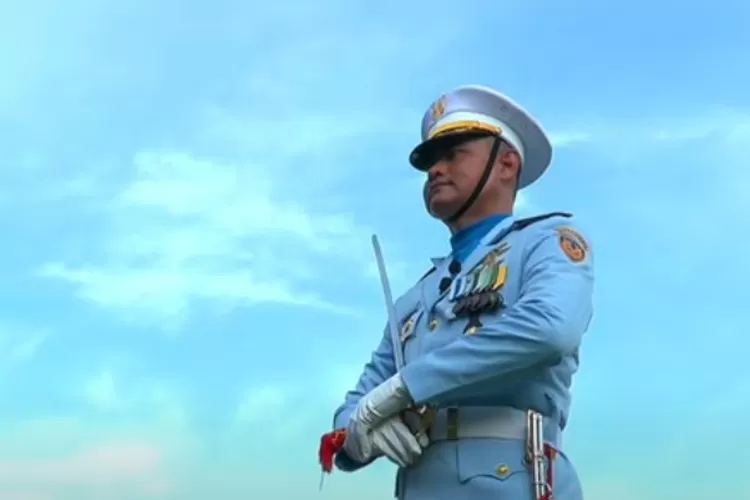 Kolonel PnB Sunar Adi Wibowo menjadi komandan upacara penurunan Bendera di Istana