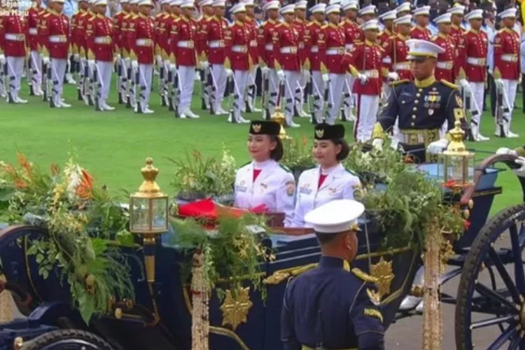 Proses kirab kereta kencana membawa kembali Bendera Merah Putih ke Monas