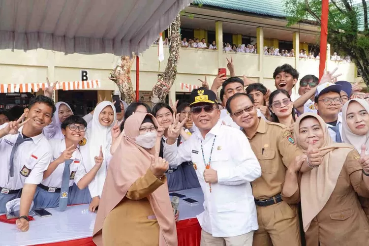 Gubernur Kalimantan Tengah H. Agustiar Sabran saat mengunjungi SMAN 2 Palangka Raya untuk pelaksanaan pemeriksaan kesehatan gratis. (MMC Kalteng)