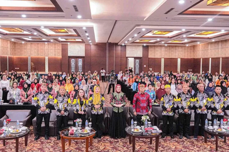 Foto bersama pembukaan kegiatan Peningkatan Kapasitas Kader Posyandu se-Kalimantan Tengah Tahun 2025 (MMC Kalteng)