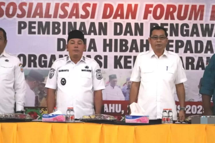 Wabup Mura Rahmanto Muhidin dalam kegiatan Sosialisasi dan Forum Diskusi Pembinaan serta Pengawasan Dana Hibah di Aula Dewan Adat Dayak, Rabu (27/8/2025) (kalteng Lima)