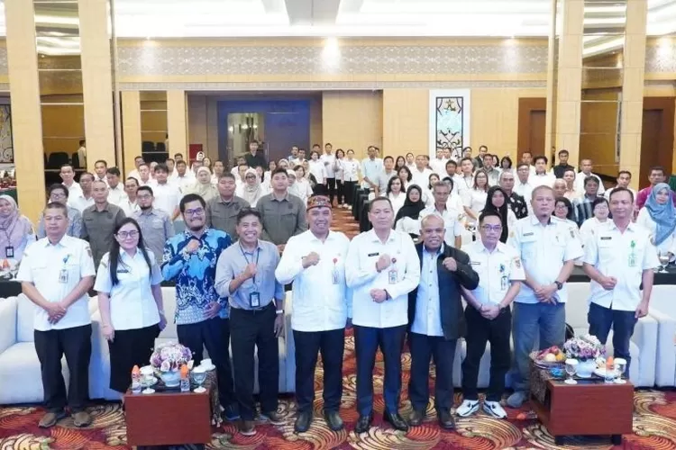 Pembukaan Bimbingan Teknis (Bimtek) Peningkatan Kapasitas Tim Pendataan Perkebunan Sawit Rakyat, di Hotel Aquarius Palangka Raya  -----> Read more at: https://balanganews.com/eksekutif/pemprov-kalteng/berita-180950/pemprov-kalteng-targetkan-pendataan-4-000-pekebun-sawit-rakyat-tahun-2025.html &copy; bala (Pemrpov Kalteng)