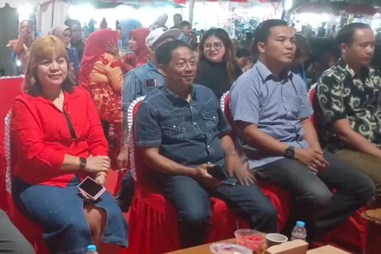 Kapolsek Murung, Ipda Yakobus Riko Biatno (dua dari kanan) saat menghadirii lkegiatan Pemkab Mura (foto : Kalteng Lima)