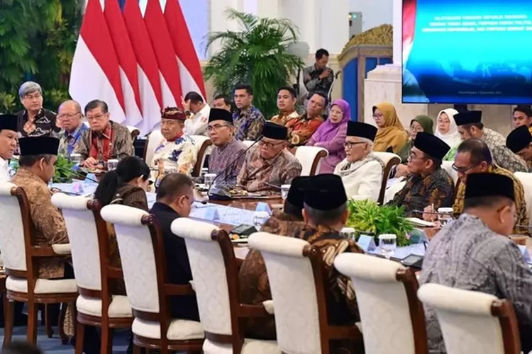 Presiden Prabowo Subianto silaturahmi dengan tokoh lintas agama, pimpinan parpol, pimpinan serikat buruh, dan organisasi kepemudaan lintas iman di Istana Negara.