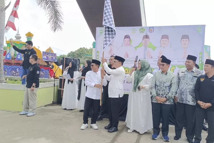 Bupati Heriyus didampingi Rahmanto saat melepas peserta pawai di depan Masjid Agung Al-Istiqlal, Rabu (3/09/2025) sore (foto : Kalteng Lima)