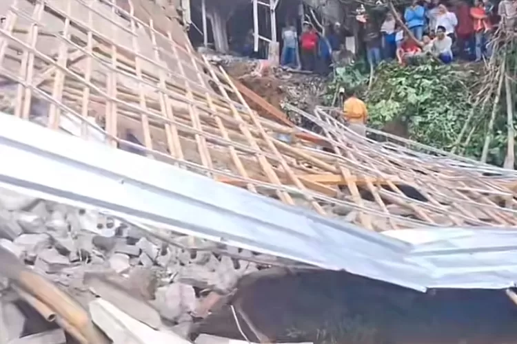 Kondisi majelis yang ambruk saat peringatan Maulid Nabi Besar Muhammad SAW di Bogor, Jawa Barat