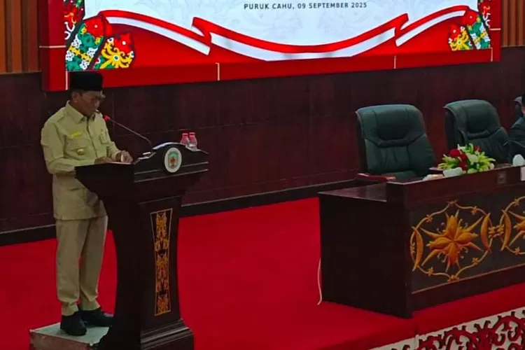 Bupati Mura Heriyus membacakan pidato dalam sidang paripurna (foto : kalteng Lima)