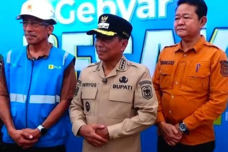 Bupati Mura Heriyus (tengah) dalam kegiatan bersama PLN (foto : Ist)