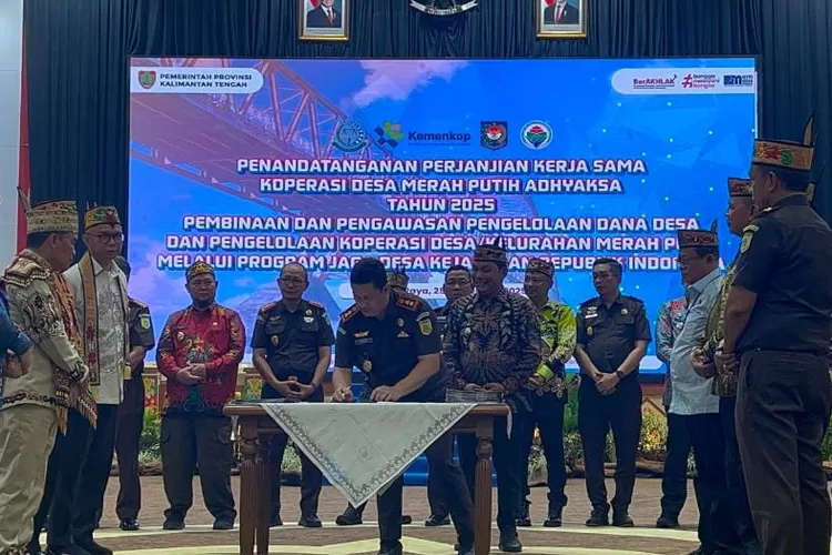 Wabup Rahmanto dalam penandatanganan Perjanjian Kerja Sama (PKS) antara Program Jaksa Garda Desa dan Koperasi Merah Putih Adhyaksa di Aula Jayang Tingang, Kantor Gubernur Kalimantan Tengah, Kamis (25/9/2025). (kalteng lima)
