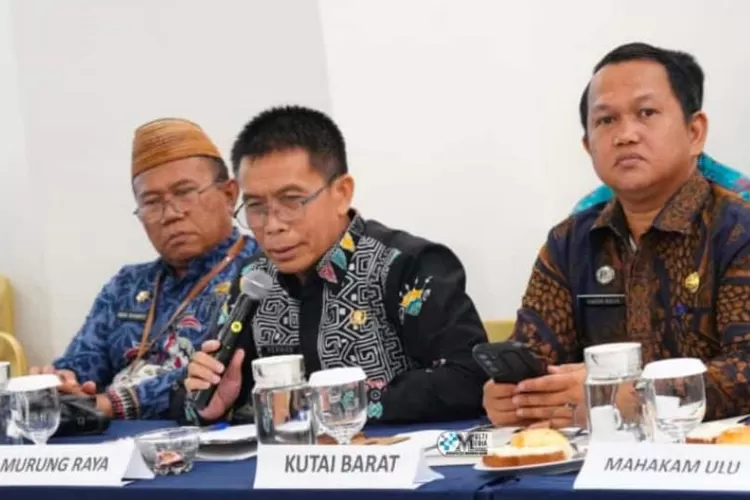 Staf Ahli Bidang Kemasyarakatan dan Sumber Daya Manusia, Hermon, didampingi Asisten III Setda Mura, Andri Raya, menghadiri Rapat Validasi Data titik Satuan Pelayanan Pemenuhan Gizi (SPPG) yang digelar di Hotel Bahalap, Kamis (2/10/2025). (foto : Diskominfo SP)