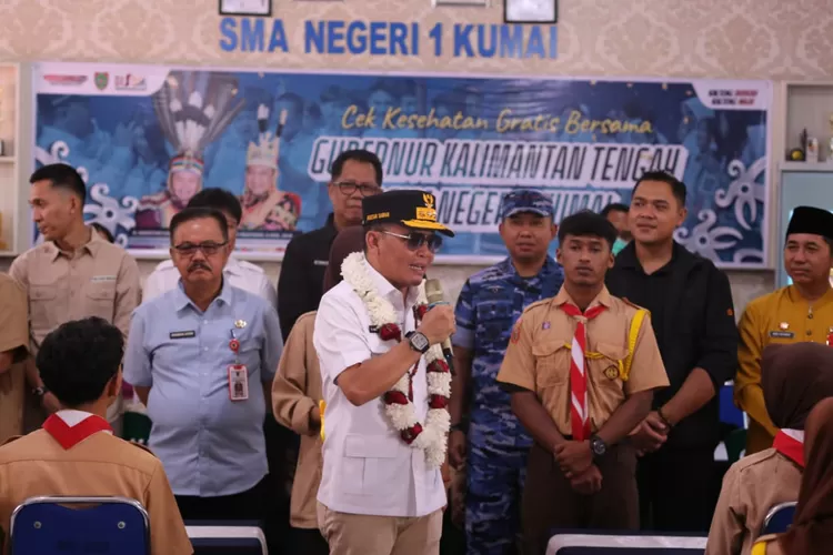 Gubernur Kalimantan Tengah H. Agustiar Sabran saat memberikan motivasi kepada pelajar di SMAN 1 Kumai (MMC Kalteng)