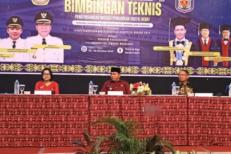 Heriyus, melalui Wakil Bupati Rahmanto Muhidin secara resmi membuka kegiatan Bimbingan Teknis (Bimtek) Operator Dapodik Sekolah yang digelar di Ballroom Hotel G-Sign, Kota Banjarmasin, Provinsi Kalimantan Selatan, Senin (6/10/2025).
