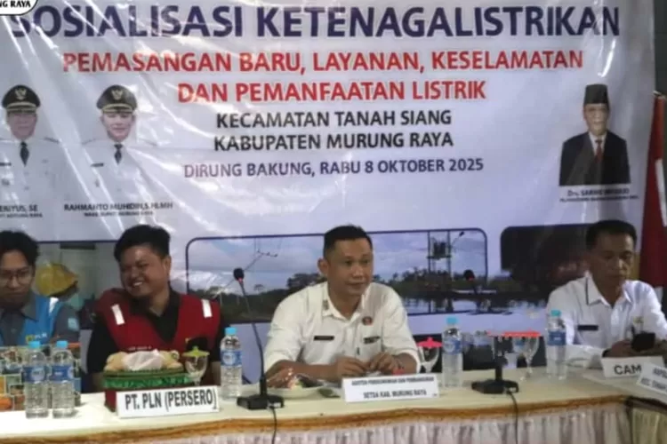 Pemkab Mura Sosialisasi Ketenagalistrikan, Pemasangan Baru, Layanan, Keselamatan, dan Pemanfaatan Listrik yang berlangsung di Kantor Desa Dirung Bakung, Kecamatan Tanah Siang, Rabu (8/10/2025). (foto : Diskominfo SP)