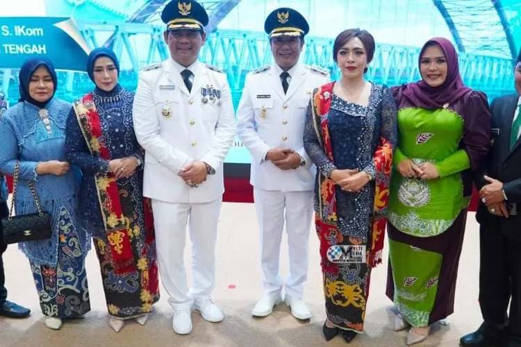 Wabup Rahmanto dan istri foto bersama dengan Bupati dan Wakil Bupati Barito Utara (foto : Dsikominfo SP Mura)