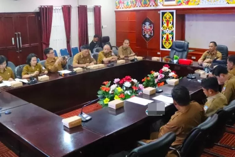 Pemkab Mura melaksanakan rapat penyempurnaan Petunjuk Teknis (Juknis) Program Kartu Hebat Mahasiswa, bertempat di Aula A Kantor Bupati Murung Raya, Senin (13/10/2025). (foto : Diskominfo SP Mura)