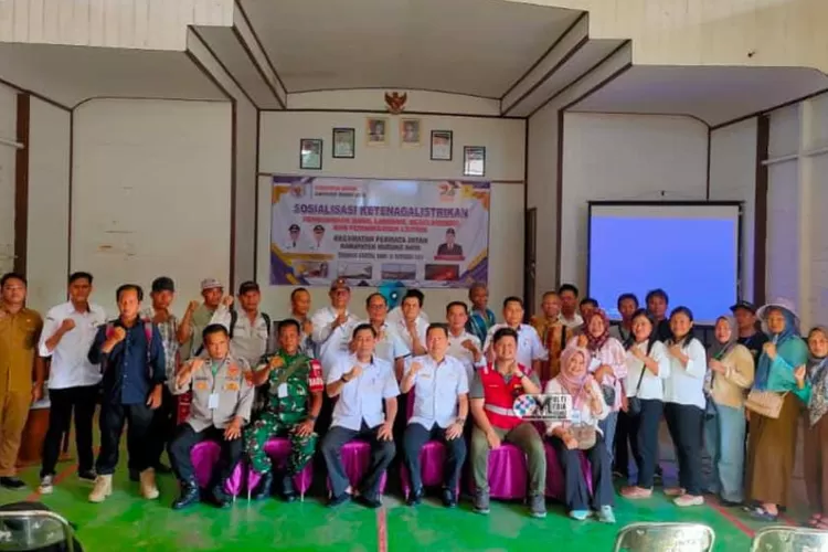 Pemkab Mura melalui Bagian Perekonomian dan Sumber Daya Alam (SDA) Sekretariat Daerah Kabupaten Murung Raya melaksanakan Sosialisasi Ketenagalistrikan di Aula Kecamatan Permata Intan, Rabu (15/10/2025). (foto  : Diskominfo SP Mura)