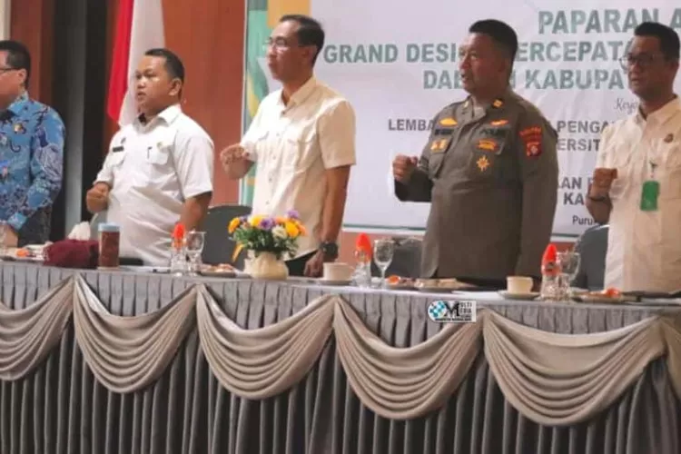Puruk Cahu &ndash; Pemerintah Kabupaten Murung Raya melalui Badan Perencanaan Pembangunan, Riset dan Inovasi Daerah (Bapperida) bekerja sama dengan Lembaga Penelitian dan Pengabdian kepada Masyarakat (LPPM) Universitas Palangka Raya (UPR) menggelar Paparan Awal Penyusunan Grand Design Percepatan Pertumbuh (foto : Diskominfo SP)