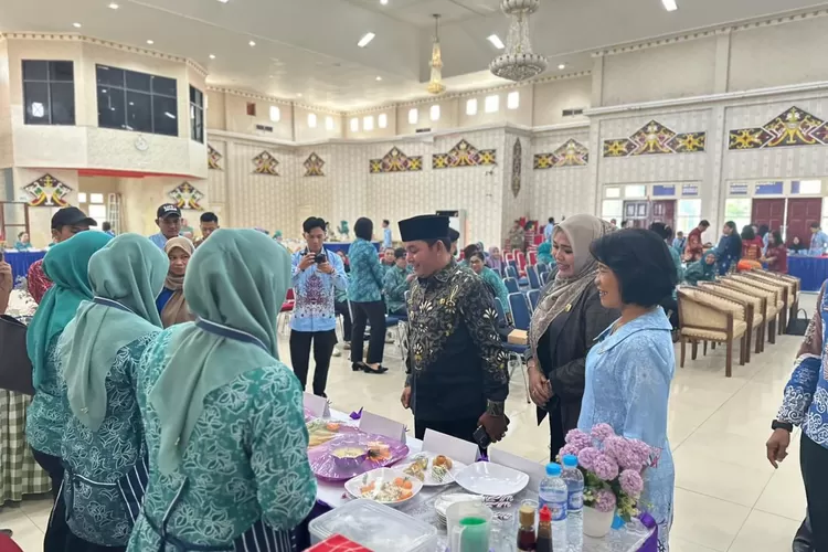 Wabup Rahmanto Muhidin, secara resmi membuka kegiatan Lomba Masak Serba Ikan tingkat Kabupaten Murung Raya, Kamis (16/10/2025) (foto : Kalteng Lima)
