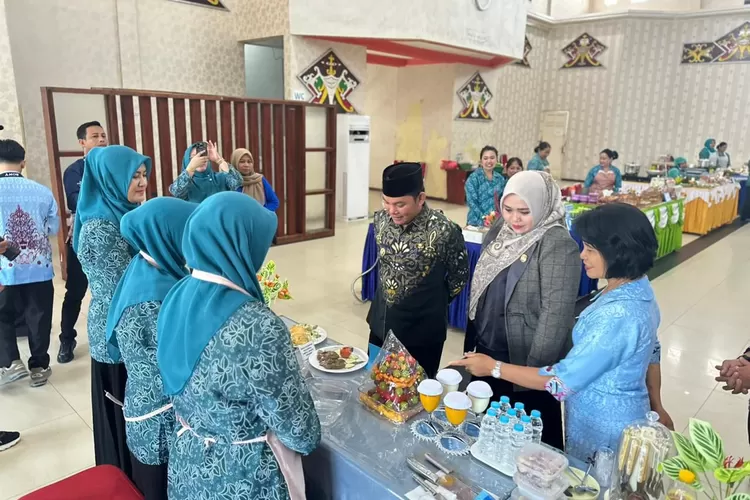 Waket I DPRD Mura Dina Maulidah dalam kegiatan lomba masak serba ikan (foto : Kalteng Lima)